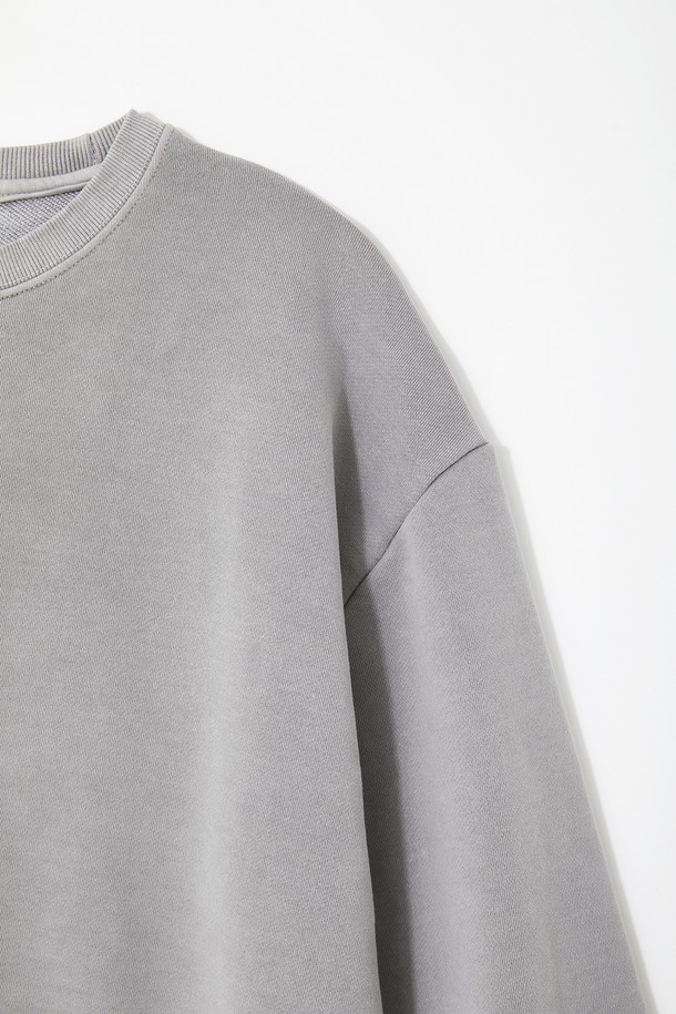 **멀티컬러 피그먼트 맨투맨 티셔츠 CTEE117**는 베이직한 스타일의 공용 맨투맨 티셔츠입니다. 부드러운 면 소재에 피그먼트 워싱 처리하여 은은한 촉감을 선사하며, 사계절 활용 가능한 두께감으로 봄, 가을에는 단독으로, 겨울에는 이너로 착용하기 좋습니다. 그레이, 차콜, 카키, 브라운 4가지 색상으로 출시되어 다양한 데일리룩에 매치하기 용이합니다. 기본 핏과 라운드넥 디자인으로 편안하게 집콕룩, 캐주얼, 미니멀, 클래식 스타일을 연출할 수 있습니다. 신축성이 있어 활동성 또한 보장합니다.
