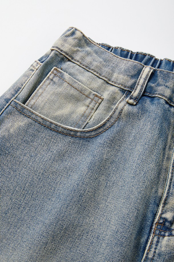 와이드핏 워싱 절개 데님 팬츠 CJN110은 캐주얼, 미니멀, 시크 스타일을 즐기는 분들을 위한 데님 팬츠입니다. 블루와 블랙 두 가지 색상으로 출시되었으며, 일상에서 편안하게 착용하기 좋습니다. 허리 뒷면 밴딩으로 편안한 착용감을 제공하며, 사선 절개 패턴과 은은한 워싱 처리가 돋보입니다. 특히 이중 포켓 디자인으로 실용성을 더했으며, 동네 마실룩이나 쇼핑룩에 잘 어울리는 아이템입니다.
