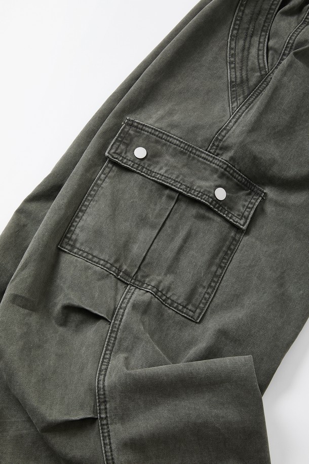 루즈핏 워싱 카고 밴딩 팬츠 CPT154는 캐주얼, 밀리터리 스타일을 즐기는 남성을 위한 반바지입니다. 봄, 여름, 가을 계절에 적합하며, 여행룩, 캠핑룩, 미니멀, 워크웨어 스타일 연출에 활용할 수 있습니다. 카키, 올리브 두 가지 색상으로 출시되었으며, 얇은 두께의 면 소재로 제작되어 편안한 착용감을 제공합니다. 워싱 가공, 카고 포켓, 드로우스트링 디테일이 돋보이는 루즈핏 반바지로, 일상 또는 캐주얼한 활동에 활용하기 좋습니다. 밴딩 처리로 편안함을 더했습니다.
