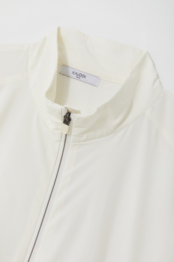 골프앤데일리 바람막이 집업 점퍼 CJP140은 봄, 여름, 가을 시즌에 활용하기 좋은 공용 바람막이입니다. 화이트와 아이보리 두 가지 색상으로 출시되었으며, 스포티하고 캐주얼한 스타일을 연출합니다. 가볍고 부드러운 나일론 소재로 제작되어 편안한 착용감을 제공하며, 얇은 두께로 활동성을 높였습니다. 소매 라인 디테일과 집업 여밈 방식으로 디자인되었으며, 방풍 기능과 경량성을 갖춰 골프룩 및 일상복으로 활용하기 좋습니다. 레귤러핏으로 제작되어 편안한 착용감을 선사합니다.
