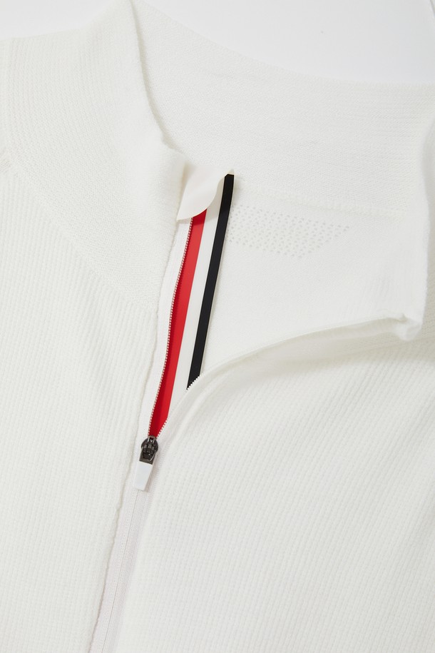 골프앤데일리 미들넥 니트 집업 CJP141는 스포티함과 캐주얼함을 동시에 즐길 수 있는 공용 집업입니다. 부드러운 촉감의 니트 소재로 제작되어 봄, 가을 간절기에 착용하기 좋으며, 하프넥 디자인이 특징입니다. 레귤러핏으로 편안하게 착용 가능하며, 일상복뿐만 아니라 골프웨어로도 활용할 수 있습니다. 무지 디자인에 화이트 컬러로 미니멀한 스타일을 연출합니다. 긴 소매와 크롭 기장으로 활동성을 더했습니다.
