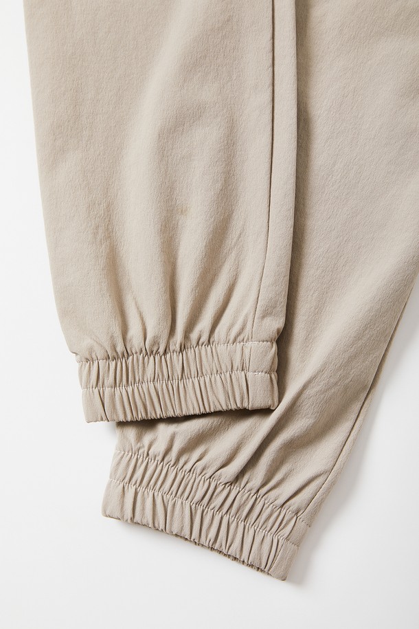 사방 스판 소재로 편안한 착용감을 선사하는 밴딩 카고 조거 팬츠 CPT155입니다. 부드러운 촉감의 면과 스판덱스 혼방으로 제작되어 활동성을 높였으며, 릴랙스 핏으로 편안하게 착용 가능합니다. 베이지 컬러에 허리 스트링과 발목 시보리, 사이드 카고 포켓 디테일이 돋보이는 디자인입니다. 일상, 산책, 캠핑 등 다양한 TPO에 캐주얼, 스포티, 미니멀 스타일로 활용하기 좋습니다. 봄, 가을 시즌에 적합한 긴 기장의 조거 팬츠입니다.
