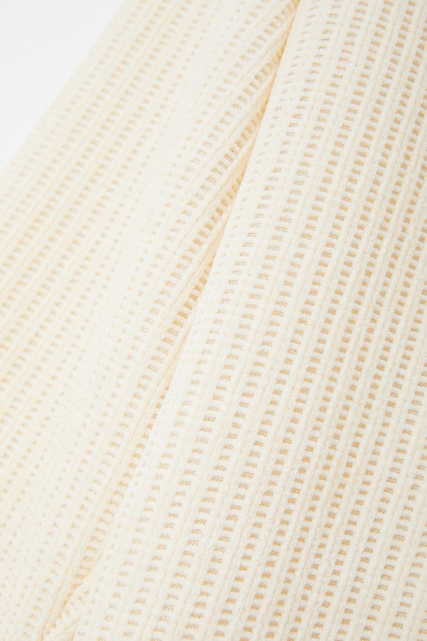 부드러운 벨루아 소재의 라운드넥 긴팔 티셔츠 CTEE121입니다. 포근한 두께감과 부드러운 촉감으로 가을, 겨울철 따뜻하게 착용하기 좋습니다. 베이직한 디자인과 아이보리 컬러로 다양한 스타일 연출이 용이하며, 집콕룩과 산책룩 등 편안한 일상에 잘 어울립니다. 레귤러핏으로 제작되어 편안한 착용감을 선사하며, 캐주얼, 미니멀, 클래식 스타일을 즐겨 입는 분들께 추천합니다. 니트 조직으로 제작되어 높은 보온성을 제공합니다.
