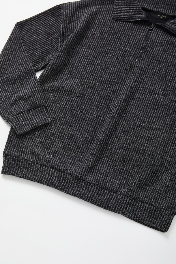 오버핏 빅사이즈 골지 반집업 긴팔티 CTEE123은 차콜그레이 컬러의 면 소재 티셔츠입니다. 가을과 겨울에 어울리는 두꺼운 두께감과 부드러운 촉감이 특징이며, 베이직하고 캐주얼한 스타일을 연출합니다. 오버핏 디자인과 골지 패턴으로 편안하면서도 트렌디한 핏을 제공하며, 반집업 네크라인이 포인트를 더합니다. 캠핑룩, 집콕룩 등 다양한 TPO에 활용 가능한 빅사이즈 긴팔 티셔츠입니다. 캐주얼, 미니멀, 클래식 스타일을 즐기는 분들에게 추천합니다.
