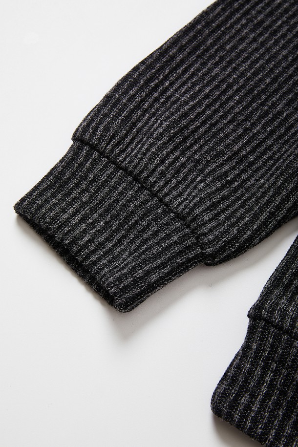 오버핏 빅사이즈 골지 포켓 후드티 CTEE124는 넉넉한 핏과 부드러운 촉감으로 편안함을 선사하는 후드티입니다. 차콜 그레이 색상의 면 소재로 제작되어 가을, 겨울철 데일리룩으로 활용하기 좋습니다. 베이직한 디자인에 골지 패턴이 더해져 캐주얼하면서도 미니멀한 스타일을 연출합니다. 넉넉한 오버핏과 빅사이즈로 편안한 착용감을 제공하며, 포켓 디테일로 실용성을 더했습니다. 집콕룩으로 편안하게 즐기기 좋은 아이템입니다.
