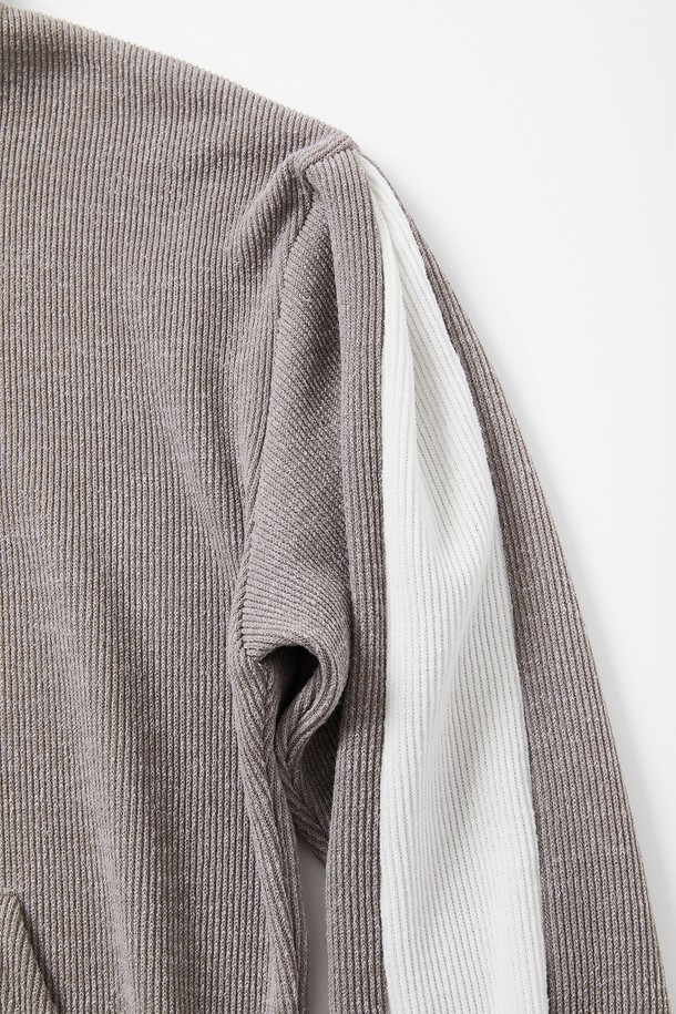 배색 골지 포켓 후드티 CTEE125는 캐주얼하고 미니멀한 스타일을 연출하기 좋은 남녀 공용 후드티입니다. 봄, 가을, 겨울 세 계절 모두 활용 가능하며, 부드러운 면 소재로 제작되어 편안한 착용감을 선사합니다. 레귤러 핏에 후드 디자인, 긴 소매 기장으로 제작되었으며, 그레이 컬러 바탕에 배색 포인트와 포켓 디테일이 돋보입니다. 일상생활에서 데일리룩으로 활용하기 좋으며, 다양한 하의와 매치하여 스타일리시한 룩을 완성할 수 있습니다.
