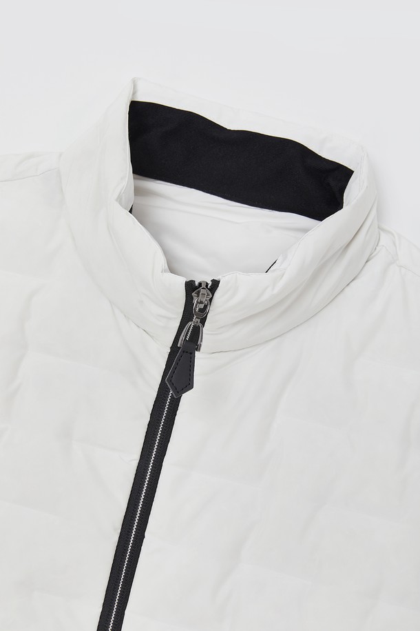 스포츠 네오프렌 다운 퀼팅 점퍼 CJP144는 겨울철 스포츠 활동과 일상에서 모두 활용 가능한 공용 아우터입니다. 보온성이 뛰어난 다운 충전재와 두꺼운 네오프렌 소재를 사용하여 추운 날씨에도 따뜻함을 유지해 줍니다. 스포티한 무드를 연출하는 크롭 기장의 레귤러핏 디자인으로, 등산, 러닝, 피트니스 등 다양한 TPO에 적합합니다. 화이트와 블랙 두 가지 색상으로 출시되어 미니멀하고 캐주얼한 스타일을 완성할 수 있습니다. 집업 스타일의 퀼팅 점퍼로 활동성을 높였습니다.
