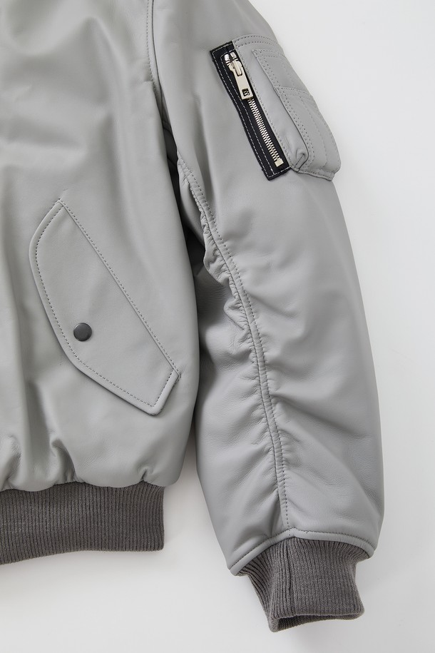 슬리브 포켓 양가죽 항공점퍼 CLJP120은 부드러운 양가죽 소재의 두꺼운 두께감으로 제작되어 봄, 가을 시즌에 착용하기 좋습니다. 캐주얼, 스포티, 미니멀 스타일을 원하는 분들께 추천하며, 여행룩이나 캠핑룩에도 잘 어울립니다. 그레이 컬러의 무지 디자인에 긴 소매와 소매 포켓 디테일이 돋보이며, 집업 스타일로 편안하게 착용할 수 있습니다. 안감은 오렌지 컬러로 포인트를 주어 세련된 느낌을 더했습니다. 레귤러핏으로 제작되어 편안한 착용감을 제공합니다.
