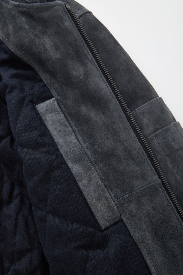 고트 스웨이드 퀼팅 블루종 점퍼 CLJP121은 부드러운 촉감의 고트 스웨이드 소재로 제작되어 가을과 겨울에 따뜻하게 착용할 수 있는 아우터입니다. 캐주얼 스타일의 무지 디자인에 퀼팅 디테일과 립(Rib) 디테일로 포인트를 주었습니다. 레귤러핏으로 제작되었으며, 집업 여밈 방식으로 편안하게 착용 가능합니다. 크롭 기장의 긴소매 디자인으로 다양한 스타일 연출에 활용할 수 있습니다. 그레이 컬러로 출시되었습니다.
