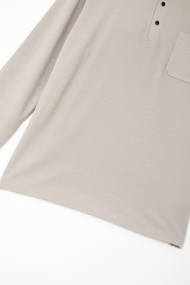 엠보 스트라이프 카라넥 긴팔티 CTEE119는 베이직하면서 캐주얼한 스타일을 연출하는 공용 티셔츠입니다. 봄, 가을에 어울리는 부드러운 면 소재로 제작되었으며, 엠보 스트라이프 패턴이 특징입니다. 레귤러핏에 크롭 기장으로, 데이트룩이나 봄 소풍룩에 적합합니다. 카라넥 디자인과 긴소매로 미니멀, 클래식한 스타일을 완성합니다.
