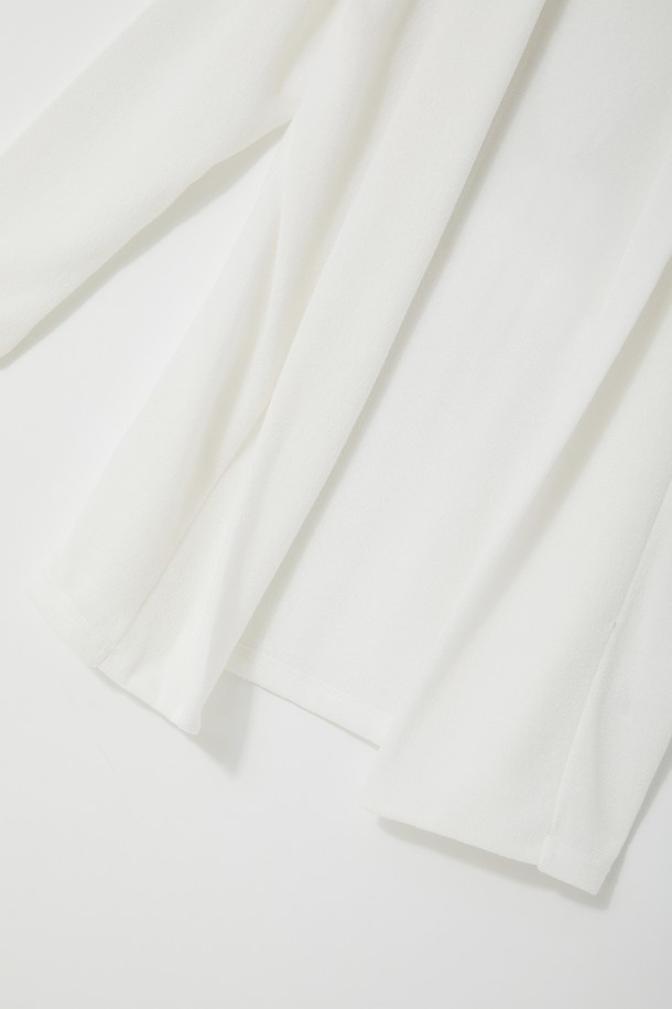 **멀티컬러 미들 숄 가디건 CKA103A**는 여성용 숄 카라 디자인의 가디건입니다. 부드러운 니트 소재로 제작되었으며, 얇은 두께감으로 봄, 가을에 착용하기 좋습니다. 무지 패턴의 멀티컬러 배색이 특징이며, 7부 소매와 레귤러 핏으로 제작되었습니다. 일상 또는 데이트룩, 모임룩에 클래식, 미니멀, 캐주얼 스타일로 연출하기 용이합니다. 오픈형 디자인으로 편안하게 착용할 수 있습니다.
