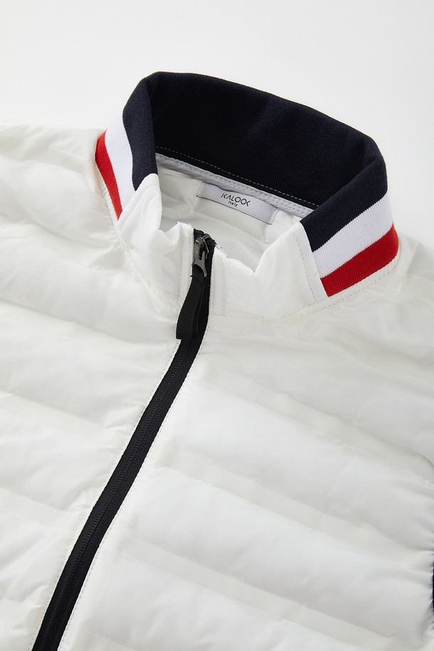 경량 삼색 카라 패딩 조끼 CJP146은 캐주얼, 스포티, 미니멀 스타일을 모두 아우르는 겨울철 필수 아이템입니다. 가볍고 따뜻한 나일론 소재에, 블랙, 화이트, 레드의 세련된 삼색 배색이 돋보입니다. 레귤러핏으로 편안하게 착용 가능하며, 집업 여밈 방식과 지퍼 포켓, 카라 디테일로 실용성을 더했습니다. 여행이나 캠핑 등 다양한 TPO에 활용하기 좋습니다. 
