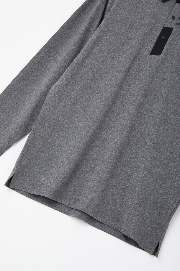 "스포츠 사선 스판 카라넥 긴팔티 CTEE126"은 남성용 상의로, 스포티하고 캐주얼한 스타일을 연출합니다. 그레이와 블랙 두 가지 색상으로 출시되었으며, 봄, 가을에 착용하기 좋습니다. 신축성이 뛰어난 스판덱스 소재를 사용하여 활동성을 높였으며, 부드러운 촉감이 특징입니다. 레귤러핏에 사선 패턴, 카라넥 디자인으로, 피트니스룩과 러닝룩에 적합한 스포츠웨어입니다. 얇은 두께의 긴소매 티셔츠로, 일상에서도 편안하게 착용할 수 있습니다.
