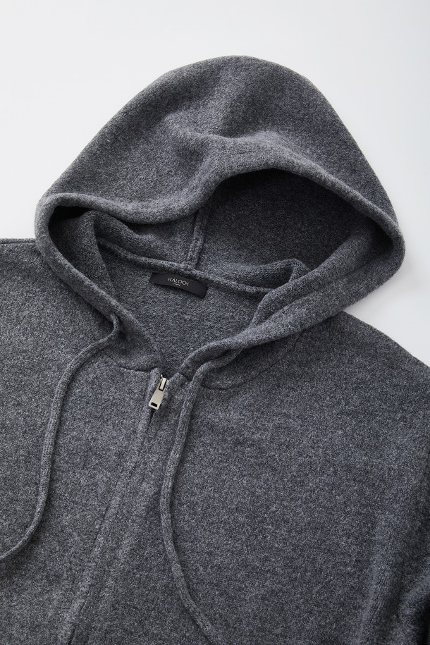 후드 집업 니트 가디건 CKA105는 부드러운 촉감의 니트 소재로 제작되어 가을, 겨울철 따뜻하게 입을 수 있는 남녀 공용 의류입니다. 차콜 그레이 색상의 무지 디자인에 레귤러 핏으로 제작되어 베이직하고 캐주얼한 스타일을 연출합니다. 넉넉한 두께감과 긴 소매 기장으로 보온성을 높였으며, 후드 디자인과 집업 여밈 방식으로 편안하게 착용할 수 있습니다. 일상생활은 물론, 집콕룩이나 캠핑룩으로도 활용 가능하며, 포켓 디테일로 실용성을 더했습니다. 캐주얼, 미니멀, 클래식 스타일을 즐겨 입는 분들께 추천합니다.
