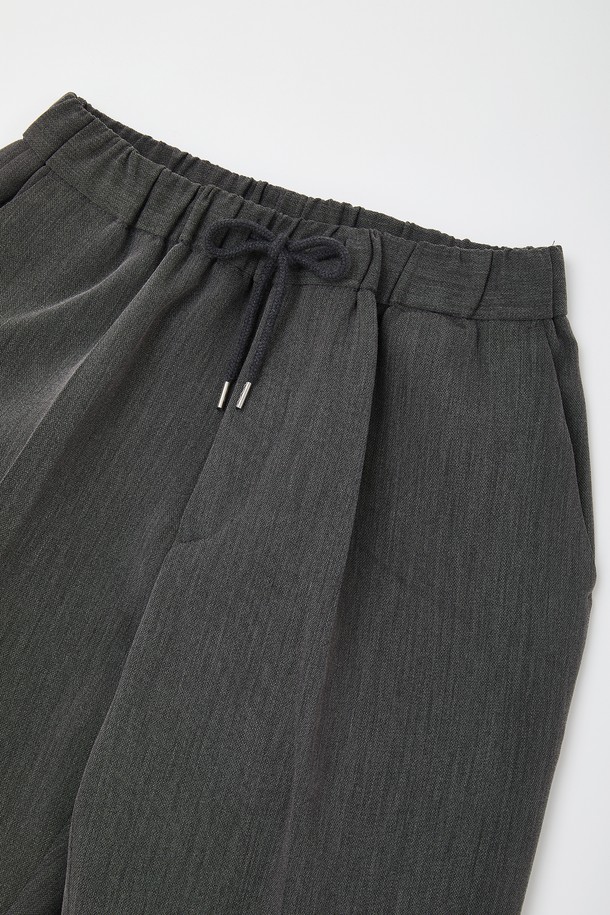 일자 핏 원턱 밴딩 슬랙스 CPT162는 베이직하고 미니멀한 스타일을 추구하는 남녀 공용 슬랙스입니다. 봄, 가을에 착용하기 적합하며, 부드러운 폴리에스터 소재로 제작되어 편안한 촉감을 제공합니다. 허리 밴딩과 원턱 디테일이 편안함과 활동성을 높여줍니다. 출근룩과 비즈니스 캐주얼, 미니멀, 클래식, 시크 스타일 연출에 활용하기 좋습니다. 블랙 컬러의 긴 기장으로, 어떤 상의와도 잘 어울리는 기본 아이템입니다.
