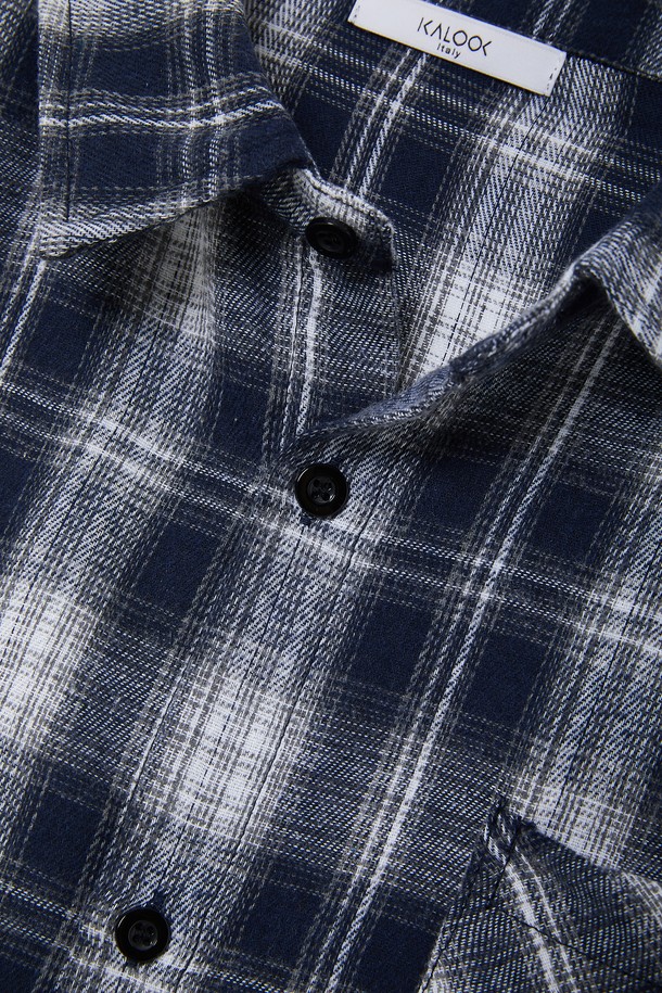 루즈핏 브러쉬 체크 셔츠 CSH107는 블랙과 화이트 컬러의 면 소재로 제작된 남녀 공용 셔츠입니다. 봄, 가을 시즌에 적합하며, 캐주얼 및 베이직 스타일을 연출하기 좋습니다. 루즈핏으로 편안한 착용감을 선사하며, 레귤러 기장의 긴 소매와 카라, 포켓 디테일이 특징입니다. 출근룩과 비즈니스 캐주얼, 캐주얼, 클래식, 미니멀 스타일 모두 소화 가능한 활용도 높은 아이템입니다. 부드러운 촉감의 브러쉬 체크 패턴이 돋보이는 셔츠입니다.
