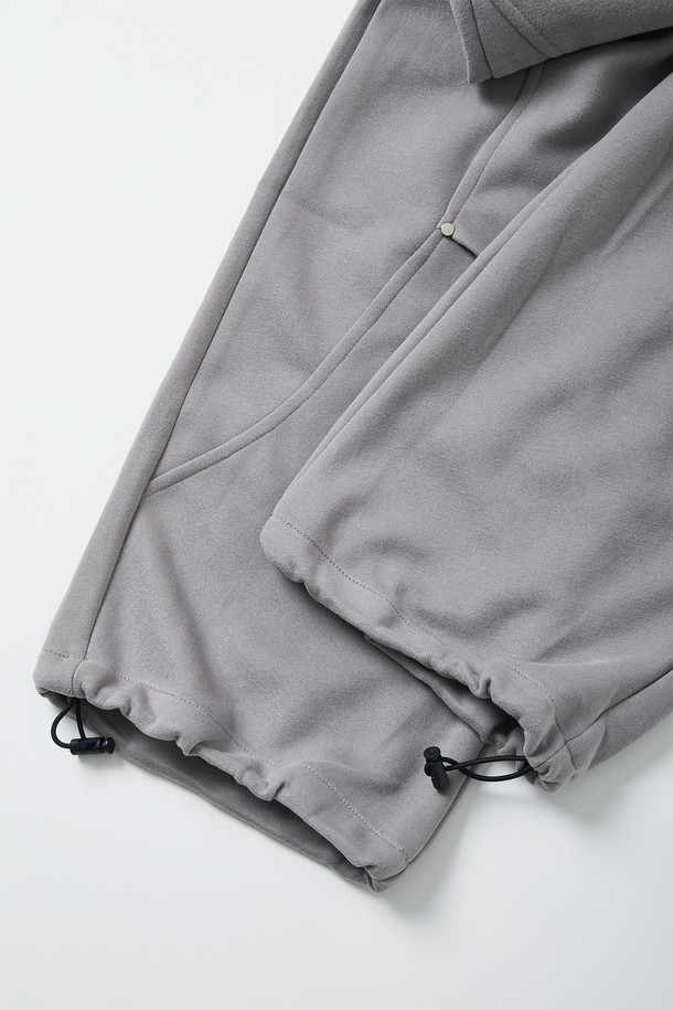 리벳 포인트 밴딩 스웻 팬츠 CPT165는 캐주얼, 스포티, 미니멀 스타일을 모두 아우르는 공용 스웻 팬츠입니다. 그레이 컬러의 무지 디자인으로, 봄, 가을 시즌에 적합하며 일상복으로 편안하게 착용할 수 있습니다. 부드러운 면 소재에 루즈핏으로 제작되어 편안한 착용감을 선사하며, 허리 스트링과 리벳 디테일로 포인트를 더했습니다. 집콕룩, 산책룩, 여행룩 등 다양한 TPO에 활용 가능하며, 밴딩 처리로 활동성을 높였습니다.
