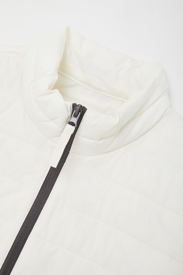 사이드 스판 경량 패딩 점퍼 CJP151는 겨울철 출근룩을 위한 캐주얼, 스포티, 미니멀 스타일의 필수 아이템입니다. 화이트와 그레이 두 가지 색상으로 출시되어 어떤 옷에도 쉽게 매치할 수 있습니다. 얇은 두께감의 경량 패딩으로, 나일론과 폴리에스테르 혼방 소재로 제작되어 부드러운 촉감과 뛰어난 신축성을 자랑합니다. 무지 디자인에 사이드 배색 디테일이 돋보이며, 레귤러핏과 집업 스타일로 편안한 착용감을 선사합니다. 긴 소매 기장의 이 패딩 점퍼는 일상생활에서 폭넓게 활용할 수 있습니다.
