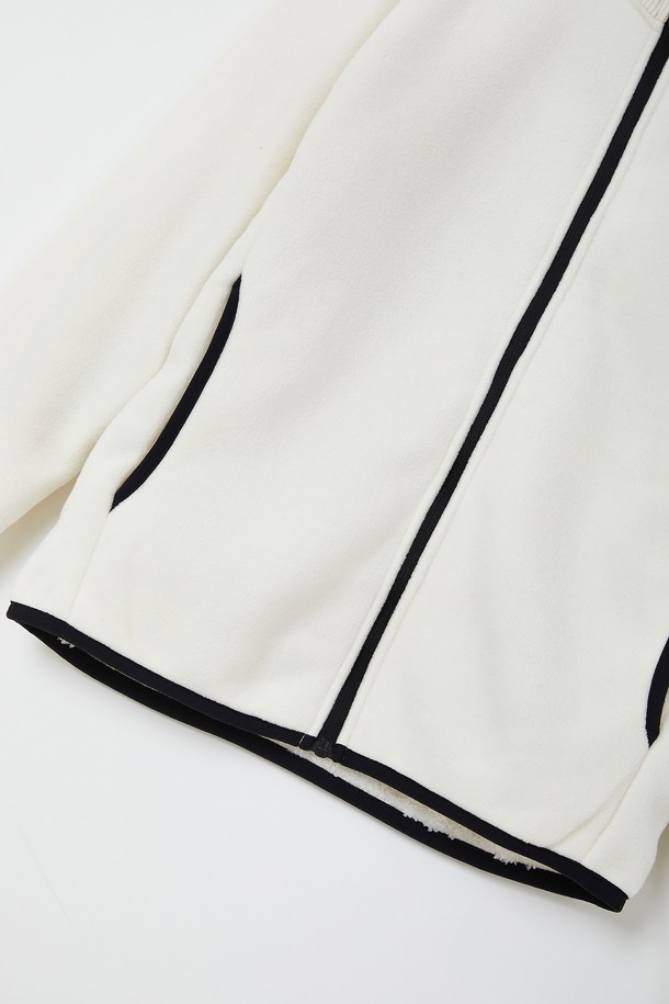 코듀로이 카라 플리스 점퍼 CJP150은 여성용으로, 가을과 겨울에 따뜻하게 입을 수 있는 플리스 점퍼입니다. 캐주얼하고 베이직한 스타일의 무지 디자인으로, 화이트와 블랙 두 가지 색상으로 출시되었습니다. 부드러운 촉감의 코듀로이와 플리스 소재를 사용하여 두꺼운 두께감을 자랑하며, 크롭 기장과 레귤러핏으로 편안하게 착용 가능합니다. 집업 스타일의 긴소매 점퍼로, 카라 디테일과 배색 디자인이 돋보입니다.
