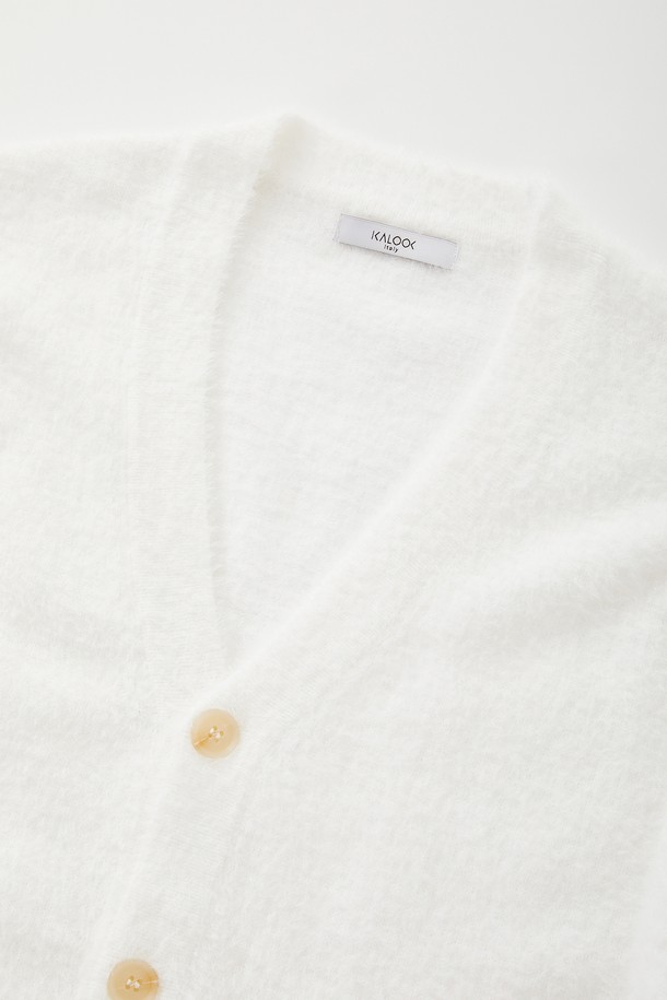 **상품 설명:**

CKA107 멀티컬러 모헤어 버튼 가디건은 여성용 니트/스웨터 상의입니다. 부드러운 촉감의 모헤어 소재로 제작되었으며, 봄, 가을에 착용하기 좋은 얇은 두께의 레귤러핏 가디건입니다. 브이넥 디자인에 긴 소매, 무지 패턴으로 미니멀, 클래식, 캐주얼 스타일을 연출하기 좋습니다. 데이트룩에 어울리는 아이템으로, 버튼 디테일이 돋보입니다.
