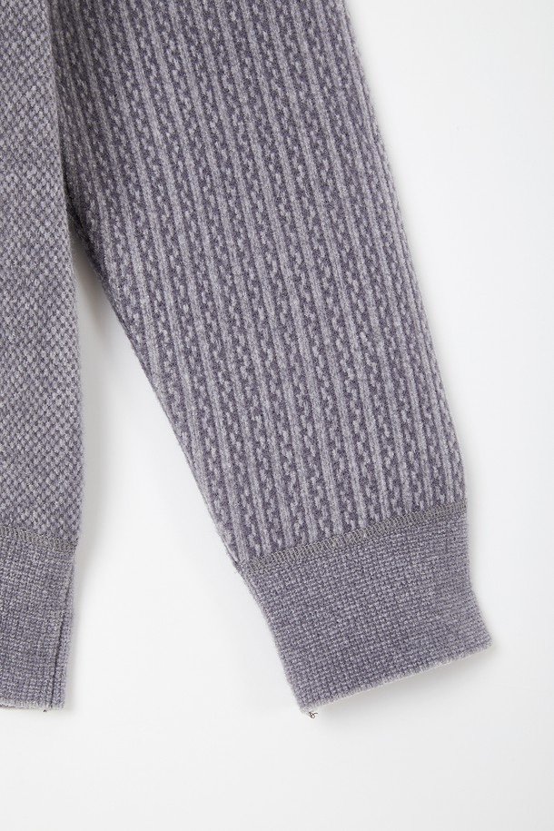 플리스 반집업 하프넥 니트티 CNIT112는 부드러운 촉감과 따뜻한 보온성을 제공하는 여성용 상의입니다. 가을과 겨울, 집콕룩을 위한 캐주얼, 미니멀, 클래식 스타일 연출에 적합합니다. 루즈핏 크롭 기장으로, 하프넥 디자인과 긴 소매, 무지 패턴이 특징입니다. 두꺼운 두께감의 플리스 소재에 골지 소매 디테일로 포인트를 더했습니다. 집업 방식으로 간편하게 착용할 수 있으며, 데일리룩으로 활용하기 좋습니다.
