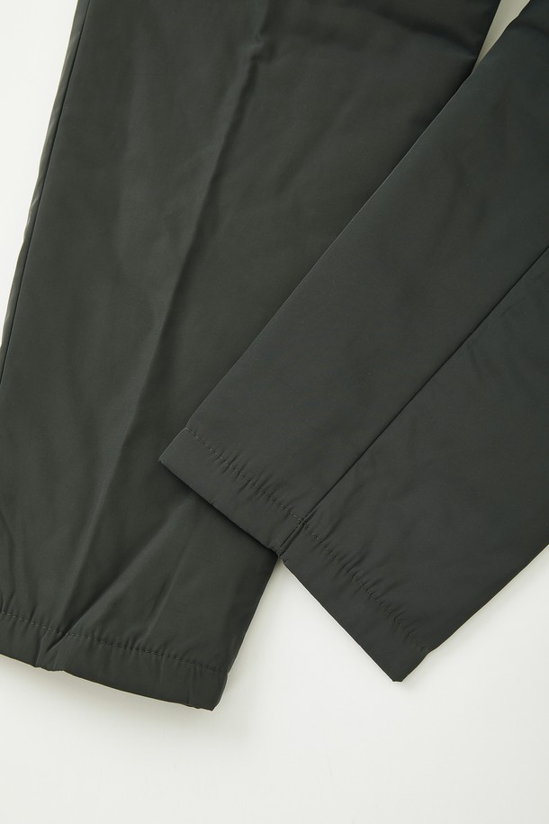 "라이프 경량 패딩 일자 팬츠 CPT170"는 겨울철 캐주얼룩과 캠핑룩에 적합한 남녀 공용 패딩 팬츠입니다. 부드러운 촉감의 나일론, 폴리에스테르 혼방 소재에 밴딩 처리로 편안한 착용감을 제공합니다. 두꺼운 두께감과 패딩 안감으로 보온성을 높였으며, 일자핏으로 깔끔한 실루엣을 연출합니다. 블랙, 다크 그린 두 가지 색상으로 출시되었으며, 경량 소재와 사이드 및 카고 포켓 디테일로 실용성을 더했습니다. 베이직한 디자인으로 다양한 스타일과 쉽게 매치할 수 있습니다.
