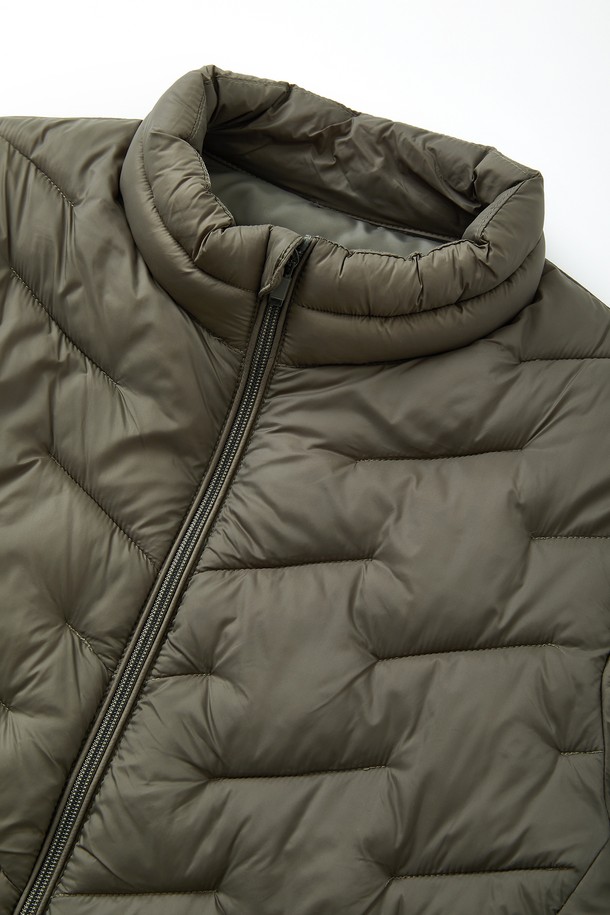 **경량 사선 누빔 패딩 점퍼 CJP155**는 가볍고 따뜻한 겨울철 필수 아우터입니다. 캐주얼하고 베이직한 스타일로, 어떤 룩에도 쉽게 매치할 수 있습니다. 숏 기장의 레귤러핏으로 활동성을 높였으며, 경량 소재와 사선 퀄팅 디자인을 더해 세련된 느낌을 줍니다. 부드러운 촉감의 나일론과 폴리에스테르 혼방 소재로 제작되어 편안한 착용감을 선사합니다. 카키와 올리브 두 가지 색상으로 출시되어, 취향에 맞게 선택할 수 있습니다.
