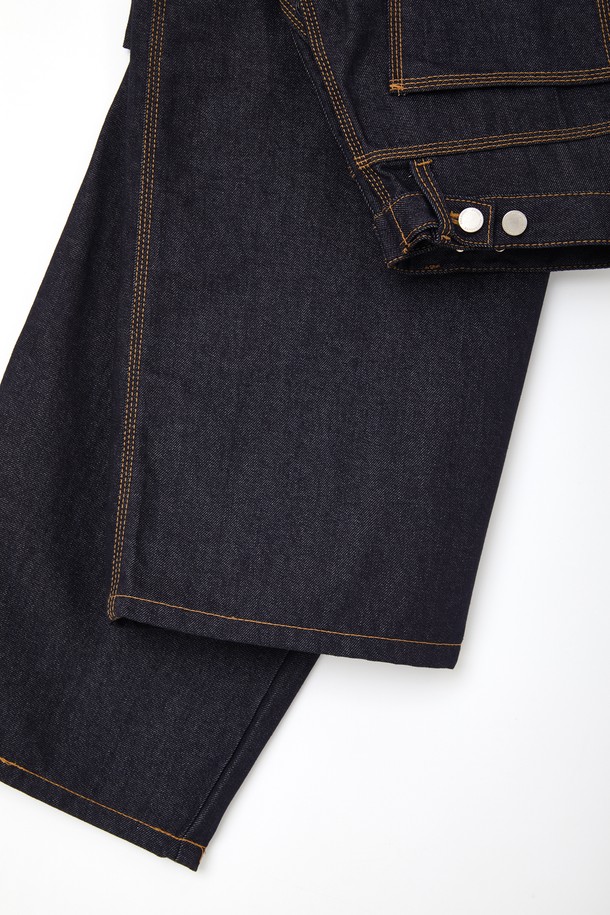 네이비 컬러의 원턱 루즈핏 데님 팬츠 CJN111입니다. 캐주얼하고 미니멀한 스타일 연출에 적합하며, 봄, 가을에 입기 좋은 두꺼운 두께감의 긴 기장 데님 팬츠입니다. 뻣뻣한 촉감의 데님 소재로 제작되었으며, 넉넉한 루즈핏으로 편안한 착용감을 선사합니다. 무지 디자인에 원턱 디테일이 더해져, 심플하면서도 스타일리시한 매력을 더했습니다. 일상복으로 활용하기 좋은 남성용 데님 팬츠입니다.
