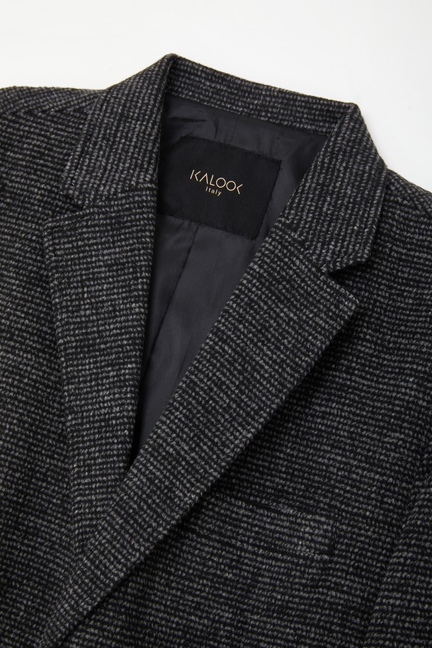 울 모눈 체크 버튼 재킷 CJK119는 베이직한 스타일의 울(Wool)과 폴리에스터 혼방 소재의 아우터입니다. 블랙브라운 컬러의 체크 패턴이 돋보이며, 간절기부터 겨울까지 사계절 내내 착용 가능합니다. 버튼 여밈 방식에 베이직 핏으로 제작되었으며, 안감이 있어 편안한 착용감을 선사합니다. 출근룩, 오피스룩, 모임룩 등 다양한 TPO에 활용 가능한 클래식, 미니멀, 캐주얼 스타일의 재킷입니다.
