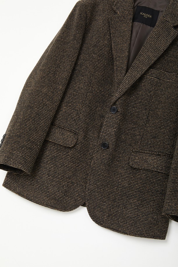 모던한 감각을 더한 울 모눈 체크 버튼 재킷 CJK119입니다. 블랙브라운 컬러의 모눈 체크 패턴이 세련된 느낌을 주며, 울과 폴리에스터 혼방 소재로 제작되어 봄, 여름, 가을, 겨울 사계절 모두 활용 가능합니다. 베이직 핏에 전체 안감 처리로 편안한 착용감을 선사하며, 버튼 여밈 방식으로 클래식하고 미니멀한 스타일을 연출합니다. 출근룩, 비즈니스 캐주얼, 모임룩 등 다양한 TPO에 활용하여 시크한 매력을 뽐낼 수 있습니다.
