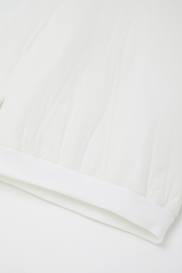 "슬리브 포켓 방풍 패딩 맨투맨 CTEE127"은 캐주얼, 스포티, 미니멀 스타일을 추구하는 분들을 위한 공용 맨투맨입니다. 부드러운 면 소재에 안감은 패딩으로 제작되어, 봄, 가을, 겨울 3계절 모두 따뜻하게 착용할 수 있습니다. 무지 디자인에 레귤러 핏, 긴 소매 기장으로 어떤 스타일에도 잘 어울리며, 라운드넥으로 편안함을 더했습니다. 방풍 기능과 포켓 디테일이 실용성을 높여 일상생활에서 활용하기 좋습니다.
