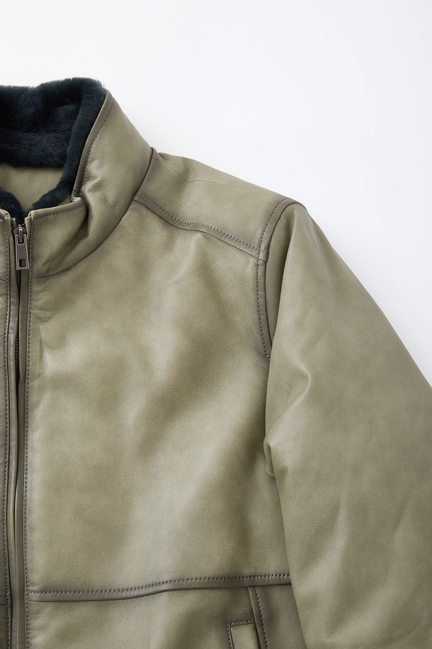 램스킨 라인 워싱 구스다운 점퍼 CLJP128은 남성용 구스다운 점퍼입니다. 부드러운 램스킨 소재에 워싱 처리하여 자연스러운 멋을 더했으며, 겨울철 캐주얼 스타일을 완성합니다. 톤 다운된 카키 컬러와 레귤러핏 디자인으로 어떤 옷에도 쉽게 매치할 수 있습니다. 출근룩과 여행룩에 모두 활용 가능하며, 미니멀, 클래식 스타일을 선호하는 분들께 추천합니다. 
