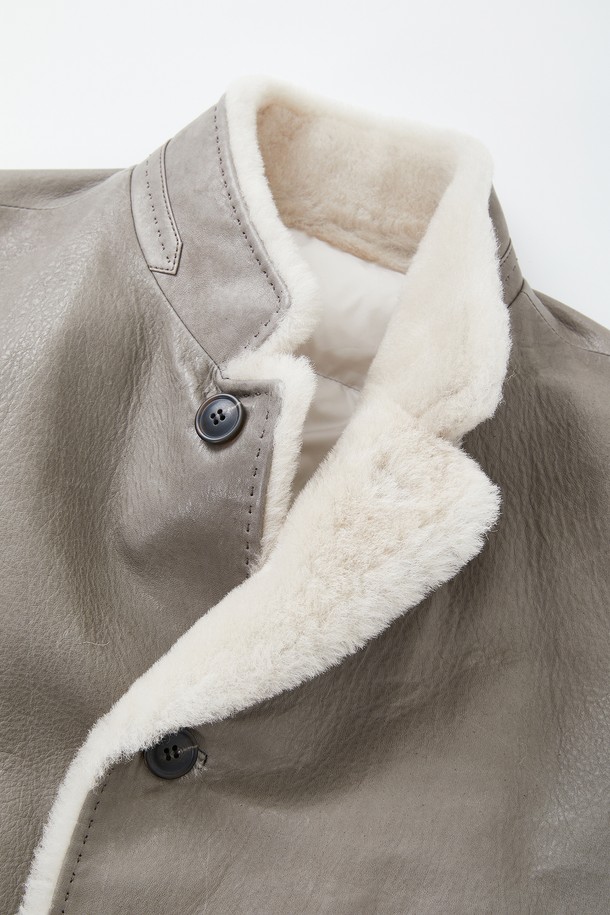 부드러운 양가죽 소재의 남성용 구스다운 재킷입니다. 클래식하고 베이직한 스타일로, 겨울철 일상에서 따뜻하게 착용하기 좋습니다. 베이지 컬러에 레귤러 핏으로 제작되었으며, 넉넉한 빅포켓 디테일이 돋보입니다. 버튼 여밈 방식으로 간편하게 착용할 수 있으며, 긴 소매 기장과 두꺼운 두께감으로 보온성을 높였습니다. 
