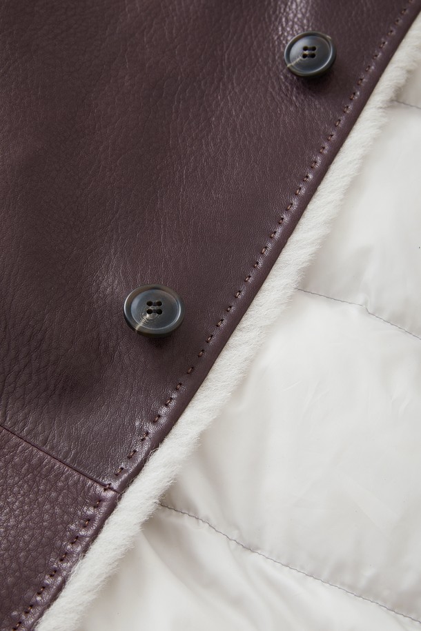 부드러운 양가죽 소재의 남성용 구스다운 재킷입니다. 클래식하고 미니멀한 스타일로, 겨울철 출근룩에 적합합니다. 넉넉한 빅포켓 디자인이 특징이며, 레귤러핏으로 편안한 착용감을 선사합니다. 브라운 컬러의 무지 디자인으로 어떤 옷에도 쉽게 매치할 수 있습니다. 두꺼운 두께감으로 뛰어난 보온성을 제공합니다.
