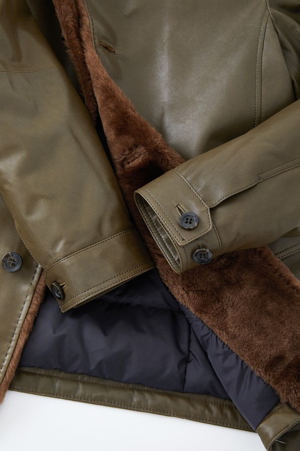 코팅 램스킨 미들넥 구스다운 재킷 CLJP126은 남성용 겨울 아우터로, 클래식한 스타일을 연출합니다. 램스킨 소재에 구스다운 충전재를 사용하여 부드러운 촉감과 뛰어난 보온성을 제공합니다. 미디엄 기장의 카키색 무지 디자인으로, 출근룩이나 데이트룩 등 다양한 TPO에 활용 가능합니다. 버튼 여밈 방식과 레귤러핏으로 편안한 착용감을 선사하며, 시크하고 미니멀한 스타일을 완성합니다. 긴 소매와 코팅 처리된 디자인이 특징이며, 두꺼운 두께감으로 따뜻하게 착용할 수 있습니다.
