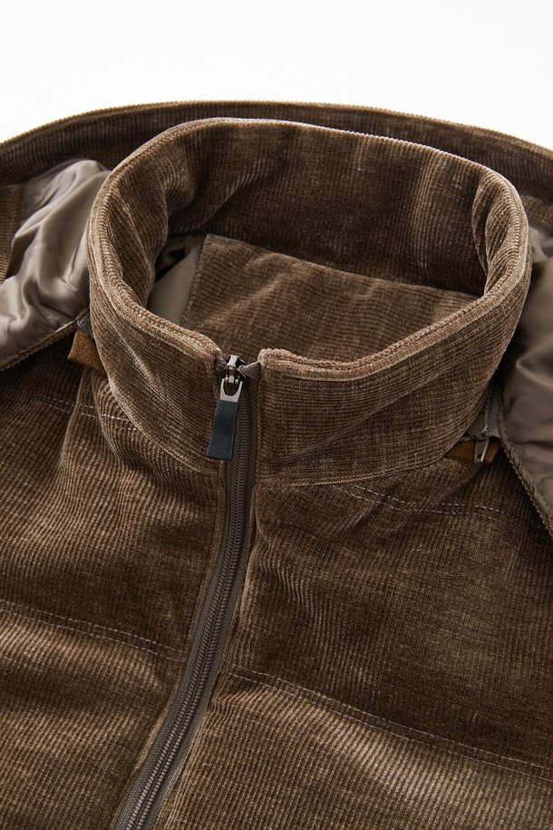 **코듀로이 패딩 후드 탈부착 점퍼 CJP134**는 부드러운 코듀로이 소재로 제작되어 포근한 촉감을 선사하는 남성용 겨울 점퍼입니다. 캐주얼, 클래식, 미니멀 스타일을 모두 아우르는 디자인으로, 일상 및 출근룩에 활용하기 좋습니다. 넉넉한 두께감과 레귤러 핏으로 편안한 착용감을 제공하며, 후드는 탈부착이 가능하여 다양한 연출이 가능합니다. 브라운 컬러의 무지 디자인으로 어떤 옷에도 쉽게 매치할 수 있는 활용도 높은 아이템입니다. 집업 스타일로 간편하게 입고 벗을 수 있습니다.
