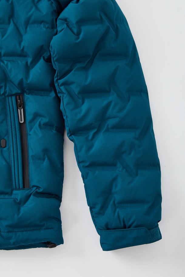 방풍 퀼팅 미들넥 다운 점퍼 CJP152는 겨울철 추위로부터 당신을 보호해 줄 베이직 스타일의 다운 점퍼입니다. 넉넉한 두께감과 부드러운 촉감의 나일론 소재로 제작되어 편안한 착용감을 선사합니다. 미들넥 디자인과 퀼팅 디테일이 특징이며, 톤온톤 블루 컬러가 어떤 옷에도 잘 어울립니다. 일상, 출근, 여행 등 다양한 TPO에 활용 가능하며, 캐주얼, 미니멀, 클래식 스타일을 즐겨 입는 분들께 추천합니다. 특히 방풍 기능과 뛰어난 보온성으로 한겨울에도 따뜻하게 입을 수 있습니다.
