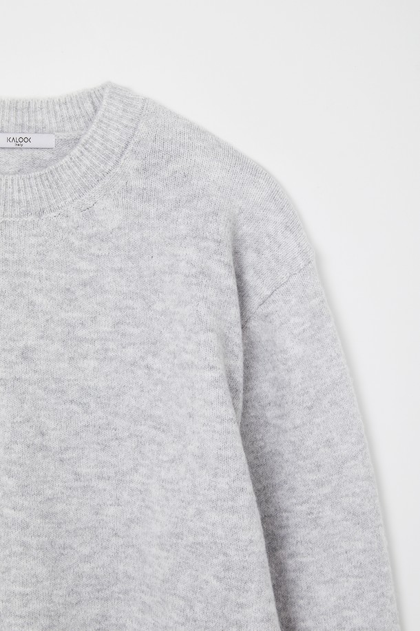 **멀티컬러 에어울 긴팔 니트 CNIT109**

가을과 겨울, 당신의 스타일을 책임질 여성용 멀티컬러 에어울 긴팔 니트입니다. 부드러운 촉감의 울 소재로 제작되어 포근하고 따뜻하며, 베이직한 디자인으로 다양한 룩에 활용하기 좋습니다. 레귤러핏 라운드넥 디자인에 크롭 기장으로 세련된 실루엣을 연출합니다. 출근룩부터 캐주얼, 클래식, 미니멀 스타일까지 폭넓게 소화 가능한 아이템입니다.
