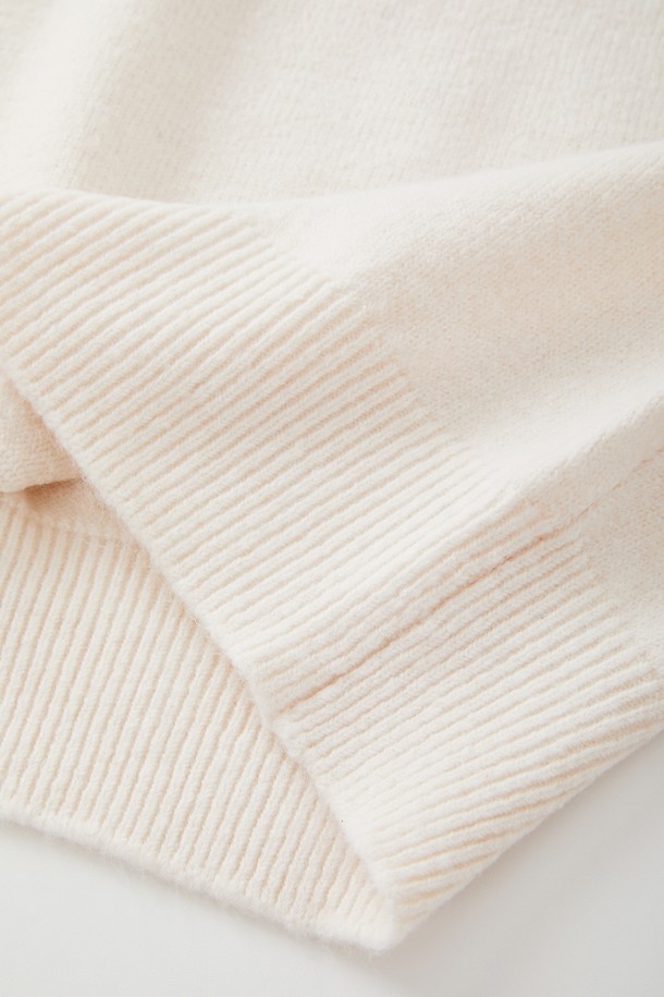 아이보리와 화이트 컬러의 멀티컬러 에어울 긴팔 니트 CNIT109입니다. 부드러운 촉감의 울(Wool) 혼방 소재로 제작되어 가을, 겨울 시즌에 따뜻하게 착용하기 좋습니다. 라운드넥 디자인에 루즈핏으로 편안한 착용감을 선사하며, 크롭 기장으로 트렌디한 스타일을 연출합니다. 베이직하고 미니멀한 무드의 무지 디자인으로 다양한 룩에 활용하기 좋은 캐주얼한 긴팔 니트입니다.
