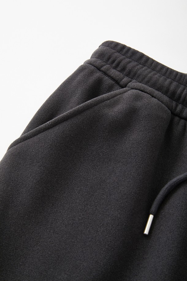 따뜻함과 편안함을 동시에 선사하는 일자핏 보아털 스판 플리스 팬츠 CPT171입니다. 부드러운 촉감의 플리스 소재와 스판덱스의 혼방으로 제작되어 활동성을 높였으며, 안감은 보아털로 마감하여 뛰어난 보온성을 제공합니다. 허리 밴딩 처리로 편안한 착용감을 선사하며, 무지 디자인과 레귤러핏으로 다양한 스타일 연출에 용이합니다. 일상생활은 물론, 집콕룩과 산책룩으로 활용하기 좋으며, 캐주얼, 미니멀, 클래식 스타일을 즐겨 입는 분들께 추천합니다.
