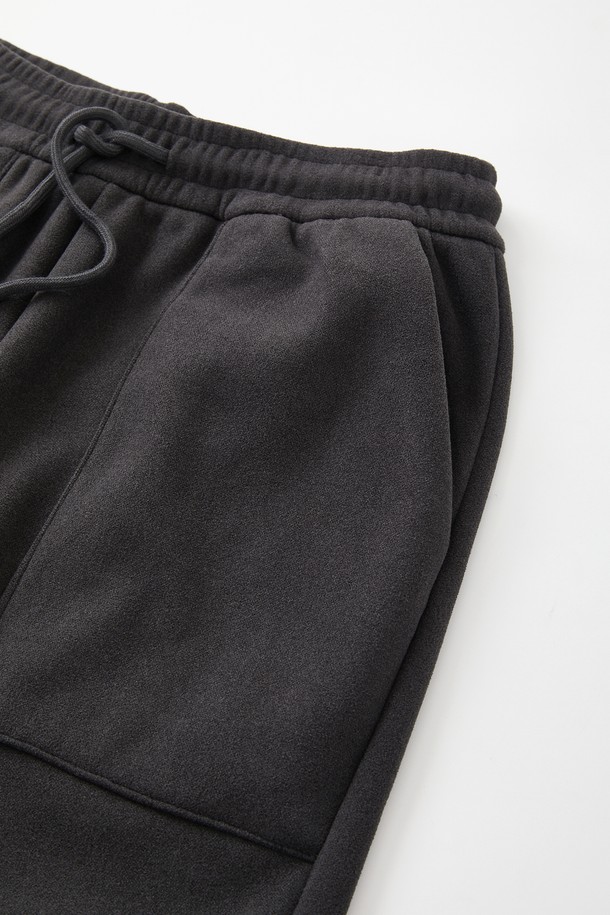 보온성과 편안함을 동시에 갖춘 보아털 스판 플리스 카고 조거 팬츠 CPT172입니다. 부드러운 촉감의 플리스 소재와 스판덱스의 혼방으로 활동성을 높였으며, 안감 전체를 보아털로 마감하여 뛰어난 보온성을 자랑합니다. 허리 밴딩 처리로 편안한 착용감을 선사하며, 실용적인 카고 포켓 디자인으로 수납력을 더했습니다. 캐주얼, 스포티, 미니멀 스타일을 모두 소화할 수 있으며, 집콕룩, 산책룩, 캠핑룩 등 다양한 TPO에 활용 가능합니다. 블랙 컬러의 루즈핏 조거 팬츠로, 가을, 겨울 시즌 데일리룩에 따뜻함과 스타일을 더해보세요.
