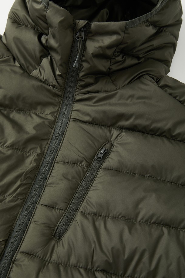 데일리앤스포츠 후드 패딩 점퍼 CJP156는 겨울철 캐주얼 및 스포티 스타일을 연출하기에 좋은 아이템입니다. 부드러운 촉감의 나일론과 폴리에스터 혼방 소재로 제작되어 보온성과 방풍 기능을 제공하며, 두꺼운 두께감으로 추운 날씨에도 따뜻하게 착용할 수 있습니다. 카키 및 올리브 컬러의 무지 디자인에 레귤러핏으로 제작되어 편안한 착용감을 선사합니다. 집업 스타일의 긴 소매 후드 패딩 점퍼로, 캠핑룩을 포함한 다양한 일상 및 캐주얼 코디에 활용하기 좋습니다. 퀼팅 디테일이 돋보이는 디자인으로, 미니멀한 스타일을 선호하는 분들께 추천합니다.
