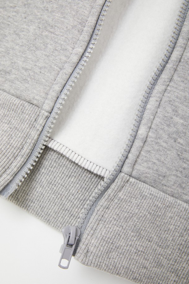 베이직 코튼 기모 후드 집업 CTEE129는 일상에서 편안하게 착용하기 좋은 공용 후드 집업입니다. 부드러운 촉감의 면 소재에 기모 안감을 더해 가을, 겨울철 따뜻하게 입을 수 있습니다. 무지 디자인과 레귤러핏으로 캐주얼, 미니멀, 클래식 스타일을 연출하기 좋으며, 캠핑룩 또는 집콕룩으로 활용하기에도 좋습니다. 그레이 컬러의 긴소매 집업 스타일로, 어떤 옷에도 쉽게 매치할 수 있는 활용도 높은 아이템입니다.
