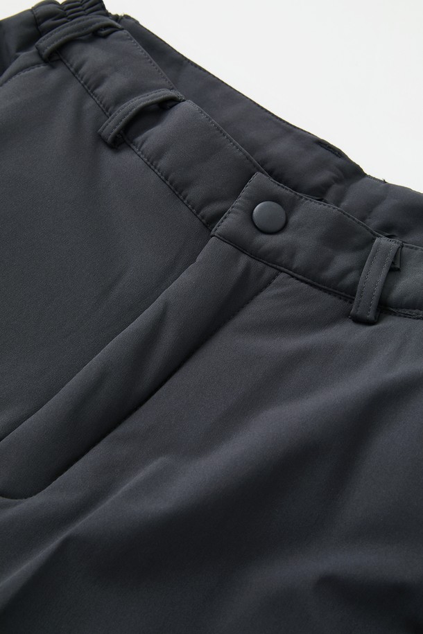 일자핏 울트라 웜 패딩 팬츠 CPT173은 봄, 여름, 가을, 겨울 사계절 모두 활용 가능한 패딩 팬츠입니다. 블랙, 네이비, 차콜 세 가지 컬러로 출시되어 다양한 스타일 연출이 가능하며, 캐주얼, 미니멀, 고프코어 스타일을 즐겨 입는 분들께 추천합니다. 여행, 캠핑, 등산 등 다양한 TPO에 적합하며, 일자핏 디자인으로 편안하면서도 세련된 핏을 제공합니다. 폴리에스터 소재의 안감과 겉감으로 제작되어 보온성과 활동성을 동시에 갖췄습니다.
