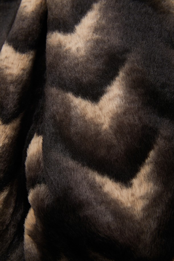 자카드 보아털 블루종 점퍼 CJP153는 캐주얼 스타일의 아우터입니다. 블랙브라운 컬러의 자카드 패턴이 돋보이며, 봄, 여름, 가을, 겨울 사계절 모두 착용 가능합니다. 집업 스타일로 간편하게 입고 벗을 수 있으며, 슬림, 베이직핏, 오버핏 등 다양한 핏으로 연출할 수 있습니다. 부드러운 보아털 촉감의 폴리에스터 소재로 제작되었으며, 안감은 전체 폴리에스터 100%로 마감되어 있습니다. 여행룩, 캠핑룩, 집콕룩 등 TPO에 맞춰 미니멀하고 고프코어 스타일을 연출해보세요.
