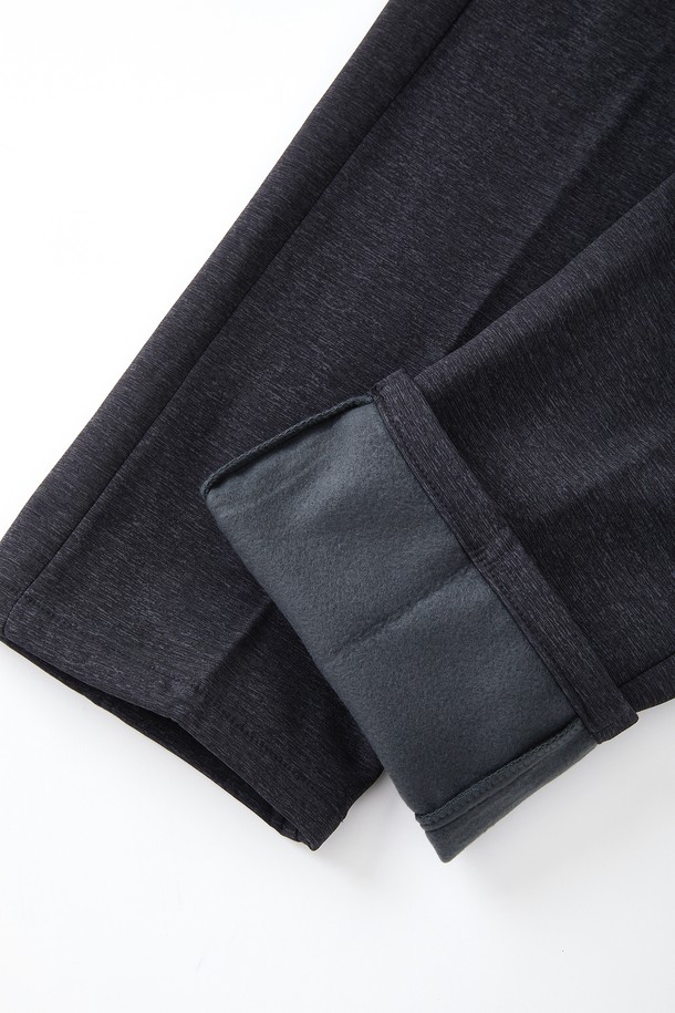 데일리앤 오피스 웜 밴딩 기모 팬츠 CPT175는 차콜과 네이비 두 가지 색상으로 출시되었습니다. 폴리에스터와 폴리우레탄 혼방 소재로 제작되어 부드러운 촉감과 뛰어난 보온성을 자랑하며, 한겨울에도 따뜻하게 착용할 수 있습니다. 레귤러핏으로 제작되어 편안한 착용감을 제공하며, 밴딩 허리 디자인으로 활동성을 높였습니다. 사선 포켓 디테일이 돋보이는 이 슬랙스는 캐주얼룩과 출근룩 모두 소화 가능한 활용도 높은 아이템입니다. 무지 디자인으로 어떤 상의에도 잘 어울려 데일리 오피스룩을 완성해 보세요.
