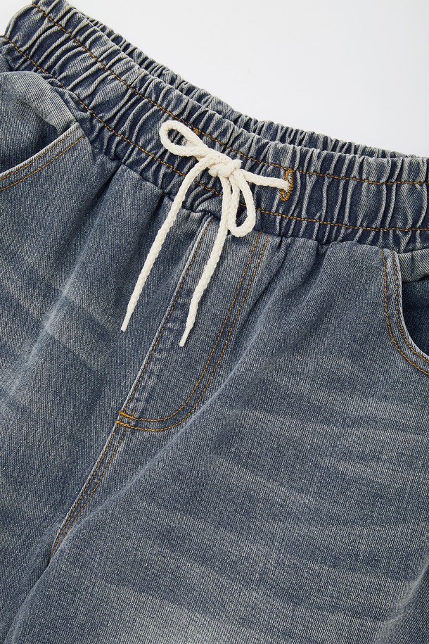 루즈핏 밴딩 카펜터 데님 팬츠 CJN112는 편안한 착용감과 캐주얼한 스타일을 동시에 만족시키는 데님 팬츠입니다. 봄, 여름, 가을, 겨울 사계절 모두 활용 가능하며, 넉넉한 루즈핏으로 활동성을 높였습니다. 허리 밴딩 처리로 편안함을 더했으며, 워크웨어 스타일을 연출하기 좋은 카펜터 디자인이 특징입니다. 시원한 블루 컬러의 데님 소재로 제작되어 미니멀한 스타일까지 소화할 수 있습니다. 면 소재 특유의 부드러운 촉감과 데님 특유의 자연스러운 질감이 매력적인 제품입니다.
