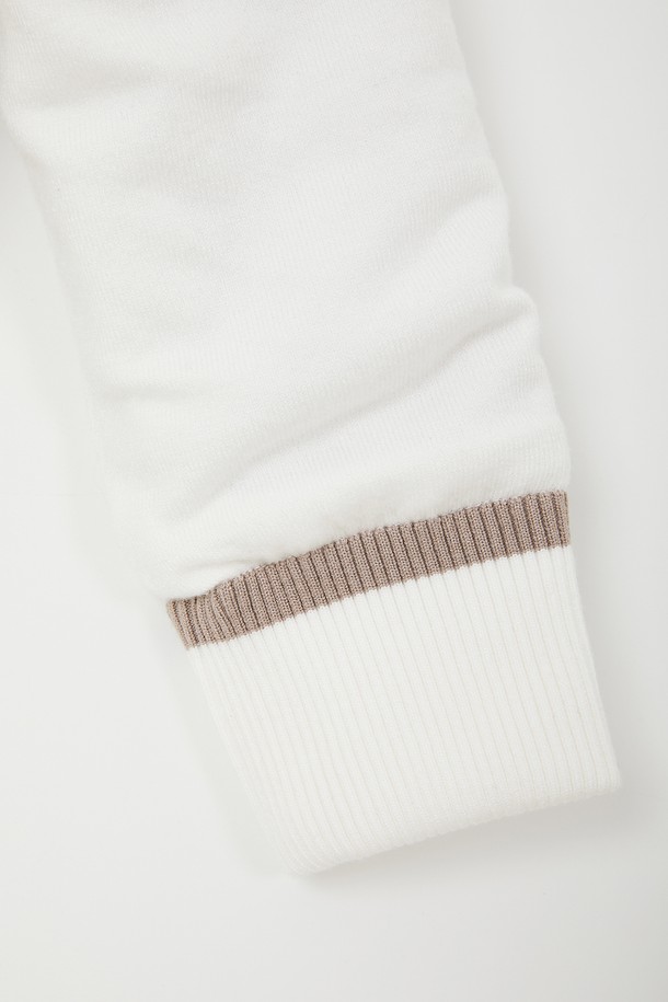 여성 방풍 후드 패딩 점퍼 CJP157은 가을, 겨울 시즌에 골프 및 일상에서 활용하기 좋은 베이직 스타일의 패딩 점퍼입니다. 아이보리와 차콜 두 가지 색상으로 출시되었으며, 숏 기장에 집업 여밈 방식으로 편안하게 착용할 수 있습니다. 비스코스, 폴리에스터, 나일론 혼방 소재로 제작되어 두꺼운 두께감과 뛰어난 보온성을 자랑하며, 방풍 기능으로 추운 날씨에도 따뜻함을 유지해줍니다. 베이직핏 디자인에 무지 패턴으로 미니멀하고 캐주얼한 스타일을 연출할 수 있으며, 긴 소매와 후드 타입으로 활동성을 더했습니다. 내부는 폴리에스터 안감으로 마감되어 부드러운 촉감을 선사합니다.
