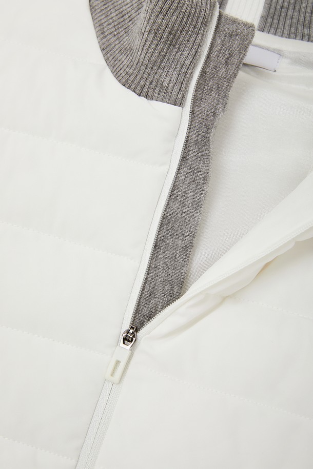 여성 방풍 미들넥 패딩 점퍼 CJP158는 베이직한 스타일의 아우터입니다. 봄, 여름, 가을, 겨울 사계절 모두 착용 가능하며, 무지 디자인으로 미니멀, 캐주얼, 클래식 등 다양한 스타일을 연출할 수 있습니다. 넉넉한 오버핏 또는 베이직핏으로 편안하게 착용 가능하며,  미들넥 디자인과 집업 여밈 방식으로 보온성을 높였습니다.  블랙, 아이보리 두 가지 색상으로 출시되었으며,  폴리에스터, 비스코스, 나일론 혼방 소재에 전체 안감 처리되어 방풍 기능을 제공합니다.  두꺼운 두께감과 긴 소매 기장으로 따뜻함을 더했습니다.
