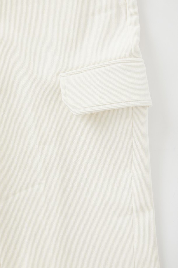 여성 밴딩 코듀로이 기모 팬츠 CPT178는 캐주얼, 클래식, 미니멀 스타일을 모두 아우르는 일자핏 팬츠입니다. 아이보리, 네이비 두 가지 색상으로 출시되어 데일리룩은 물론 골프웨어로도 활용 가능하며, 사계절 내내 착용할 수 있습니다. 부드러운 코듀로이 소재에 기모 안감을 더해 보온성을 높였으며, 밴딩 허리와 카고 포켓, 사선 주머니 디자인으로 기능성과 디자인을 동시에 잡았습니다. 두꺼운 두께감으로 겨울철에도 따뜻하게 착용할 수 있는 실용적인 아이템입니다.
